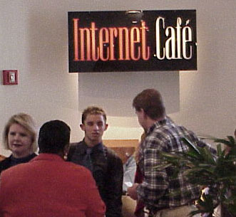 netcafe.jpg (27150 bytes)